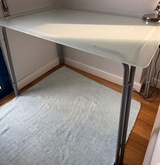 Mesa em vidro leitoso