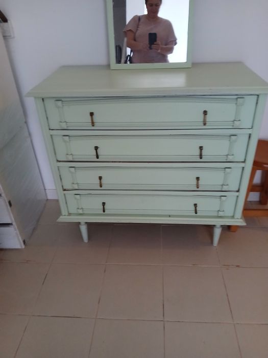 Comoda e espelho verde