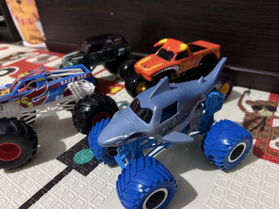 Monster Jam 1:24 Eltoro loco,Grave digger,Megalodon,Race ace Hotwheels
