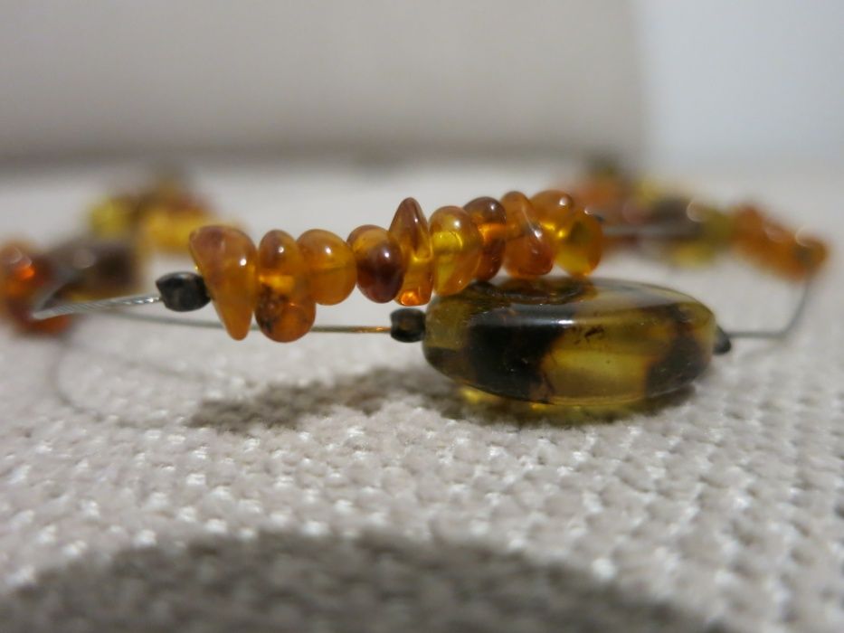 Naszyjnik z bursztynami.