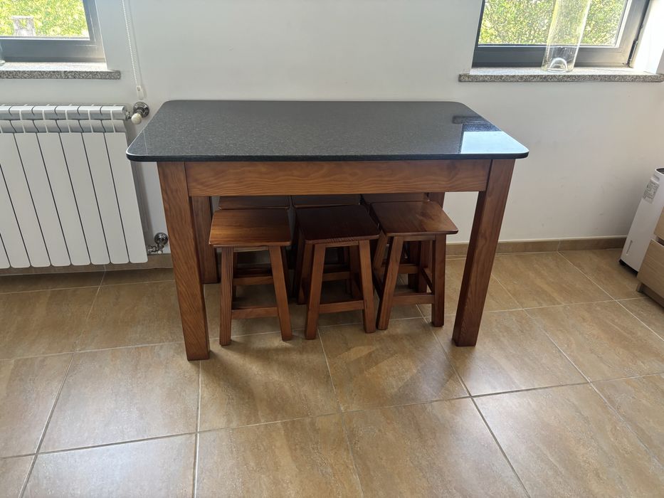 Mesa de madeira com tampo em granito impala preto