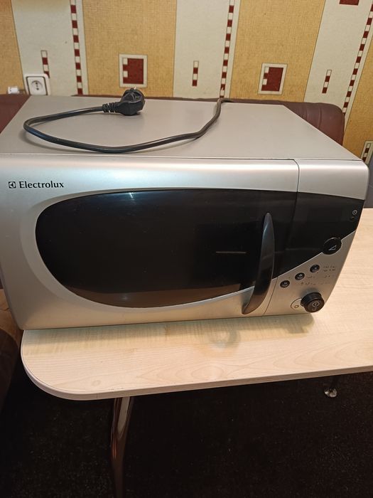 Мікрохвильова піч Electrolux EMS2120s