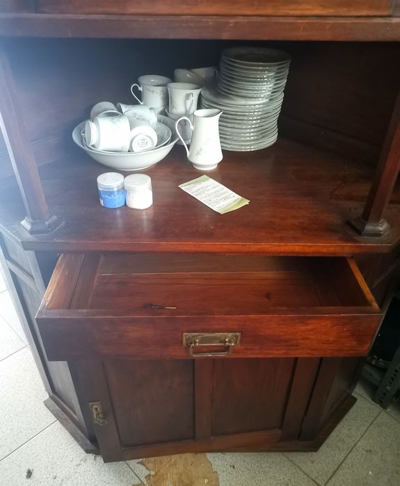 Móvel de canto em castanho