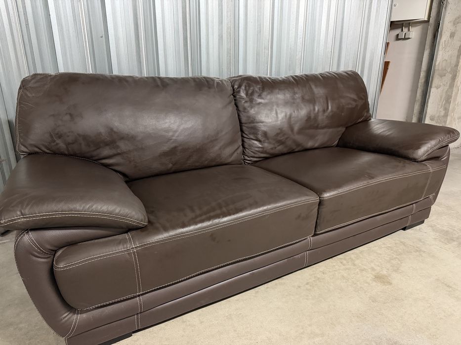 Sofa castanho escuro de pele