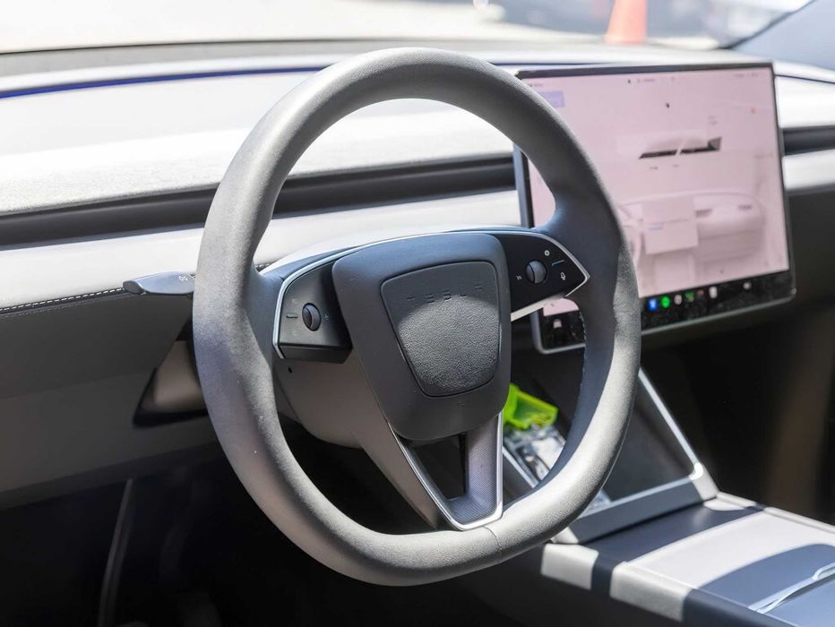 Tesla Model Y Long Range      2026