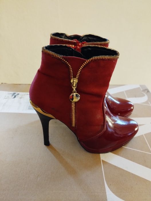 Bordowe botki na obcasie