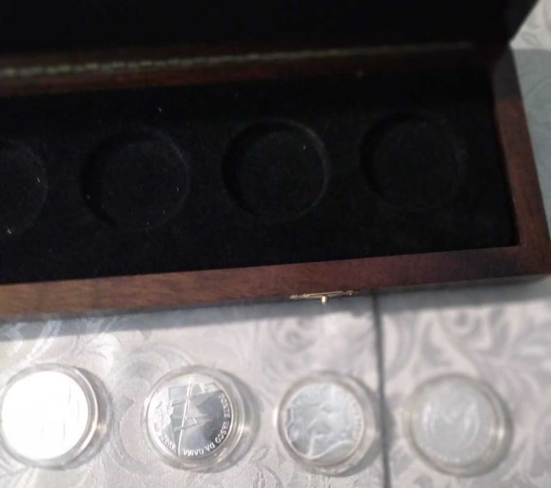 Coleção de sete moedas em pratas, com caixa em madeira