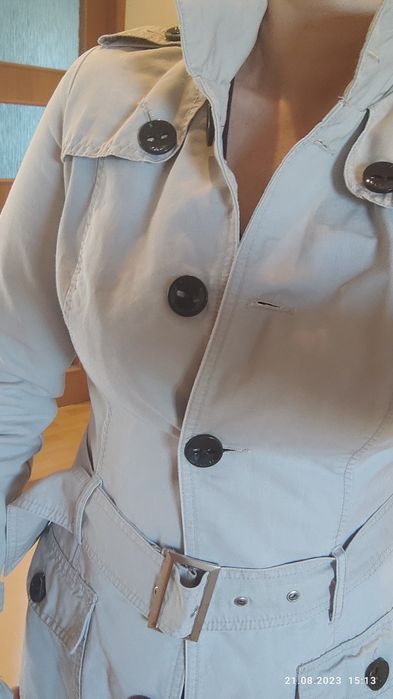 Piękny płaszczyk bezowy