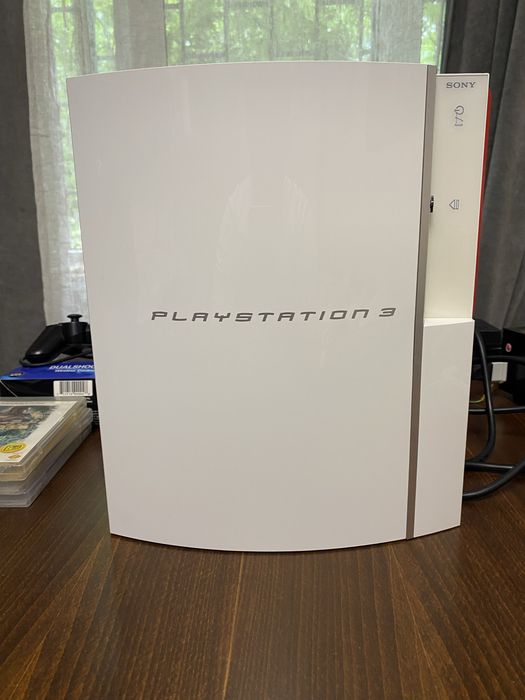 Біла SONY PS 3 CECHL00 гарний стан читає диски з першоі SONY