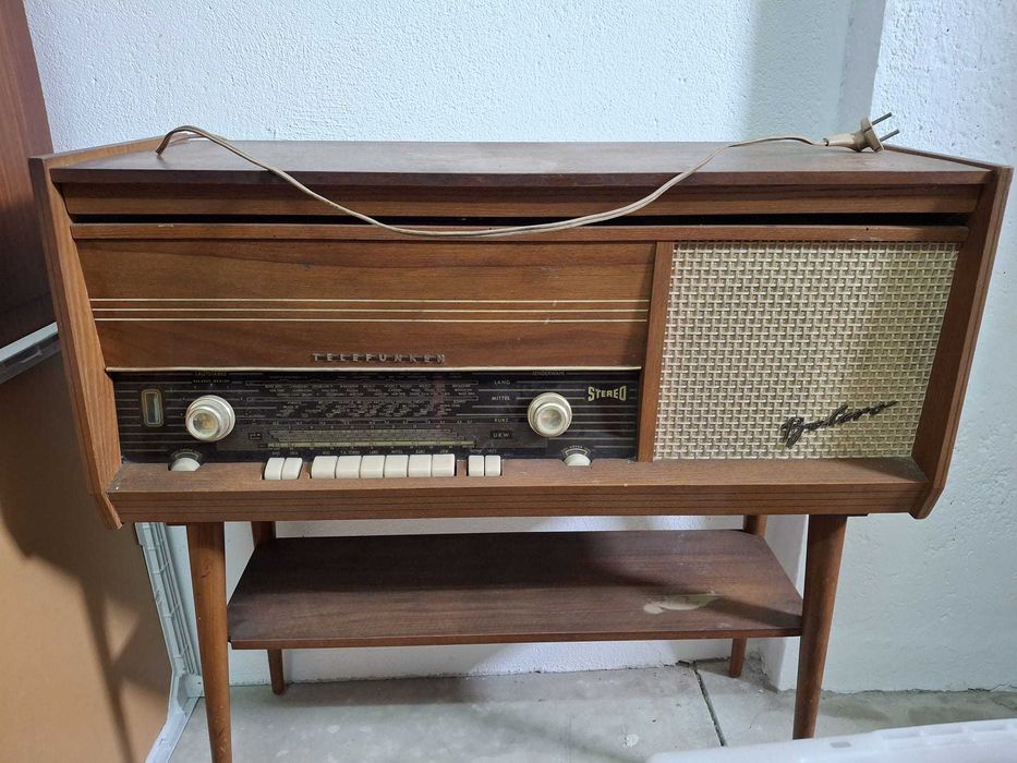 Móvel rádio e Gira Discos Vintage