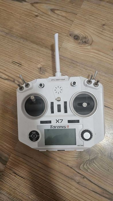 Dron fpv + aparatura FrSky
