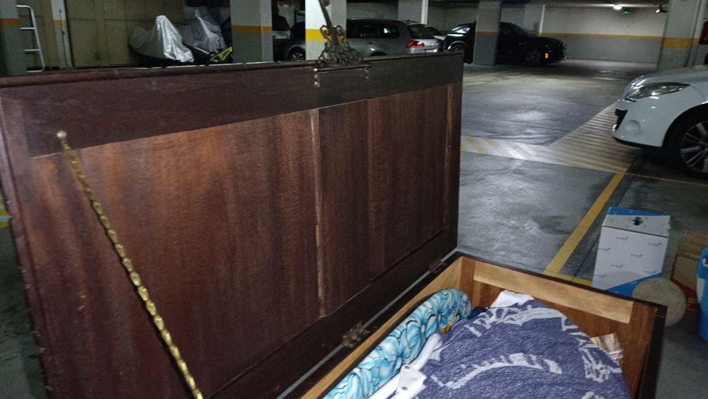 Baú vintage em madeira trabalhada