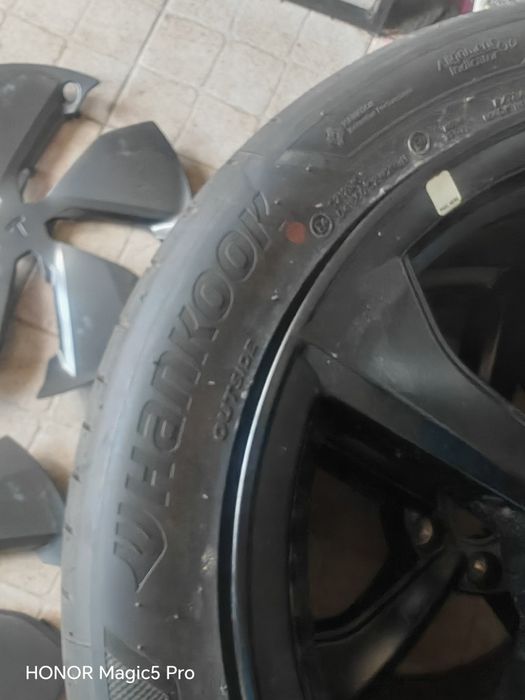 4 Pneus com jantes e tampoes R 19 Tesla Y Juniper
