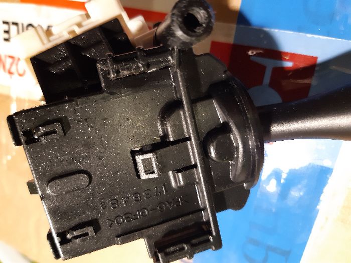 Włącznik świateł i kierunkowskazów Toyota Corolla E12. 60 tys km.