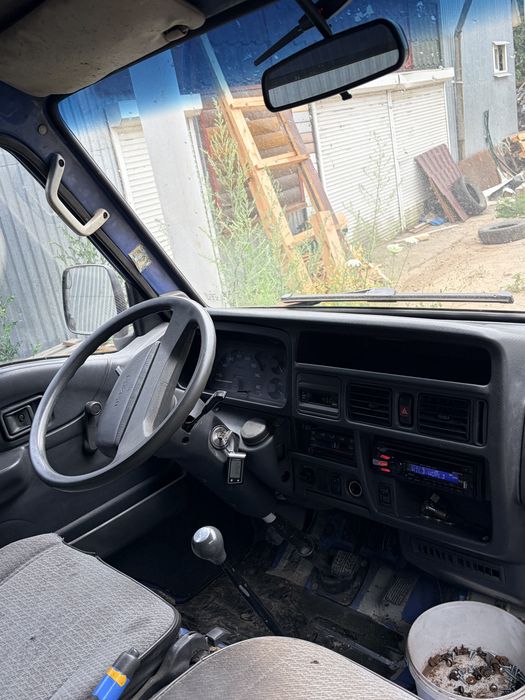 Mazda E2200 бусик на повному ходу