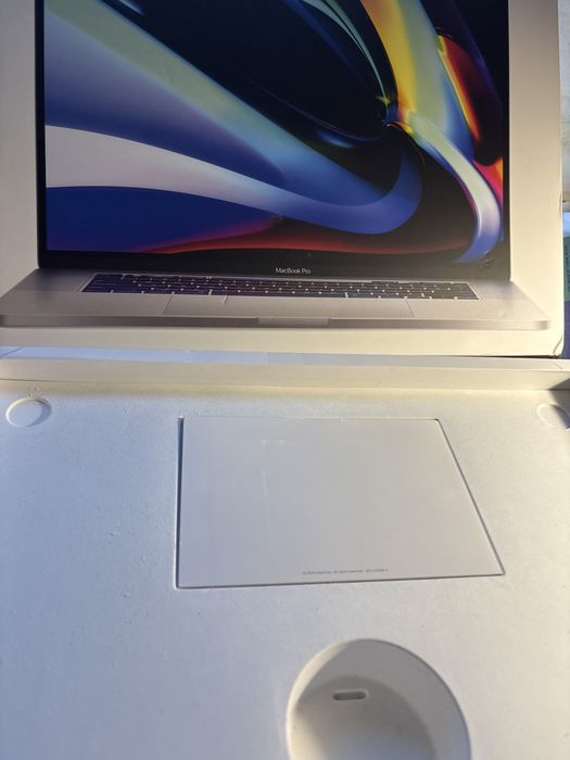 Продам оригинальную коробку от MacBook  16Pro