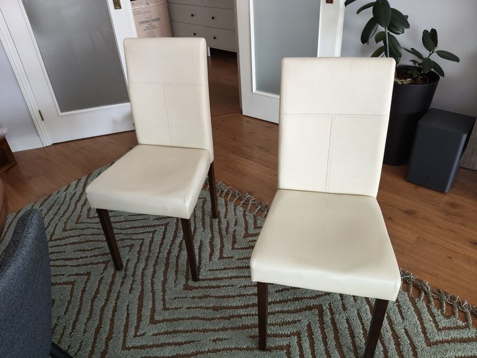 Quatro cadeiras de sala brancas em Napa