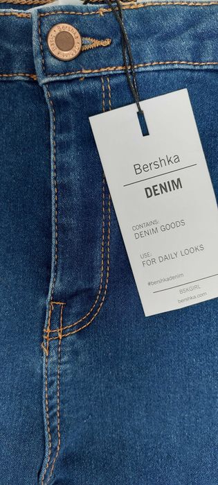 Bawełniane granatowe spodnie jeansowe BERSHKA, R. 36