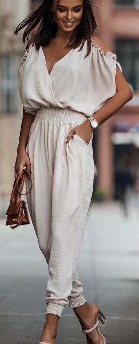 Piękny kombinezon z odkrytymi ramionami New Collection i kieszonkami