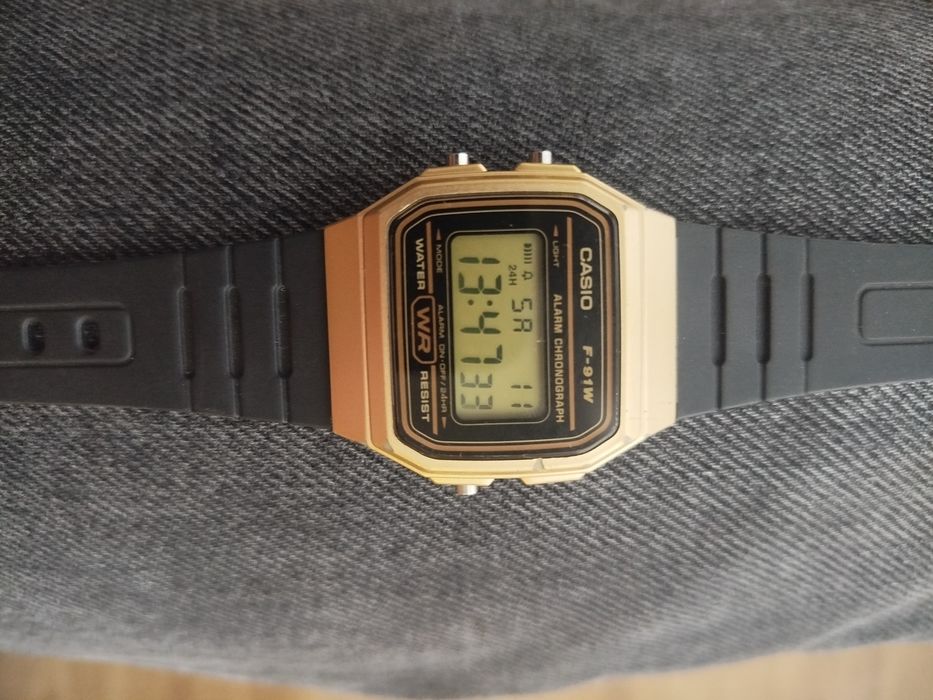 Relógio Casio dourado