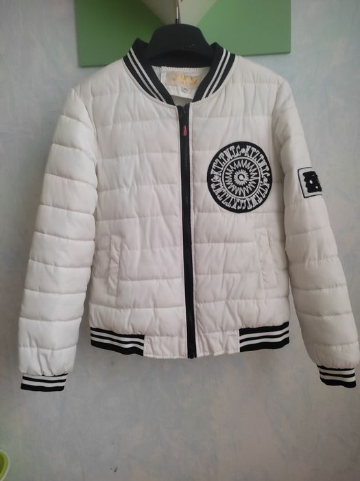 Женская стильная курточка - размер 48.