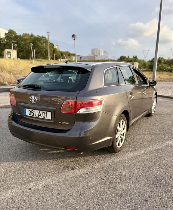 Vendo Toyota Avensis SW 2.0 D-4D Exclusive, nacional, de novembro de 2010, com apenas 153.000 km.