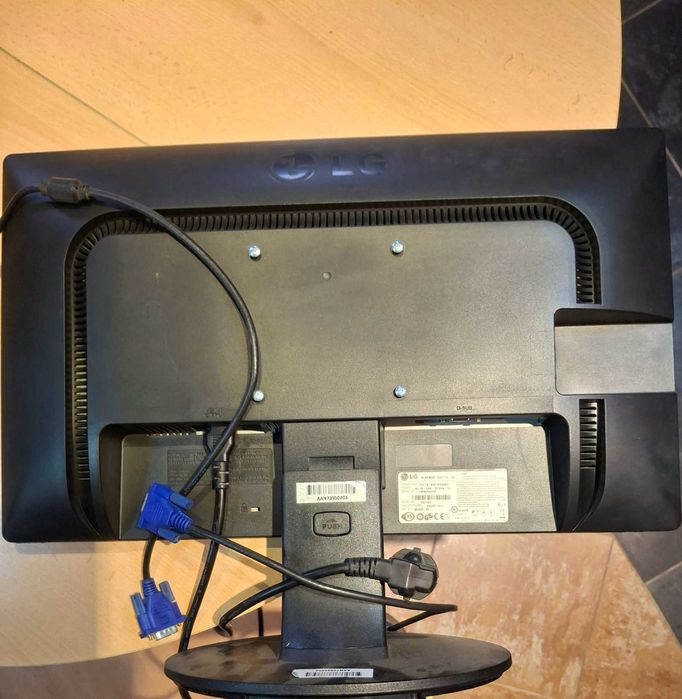 Monitor LED LG E2211S- BN + okablowanie