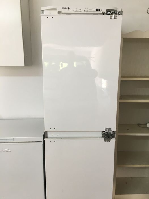 Frigorífico combinado de encastrar novo, por estrear