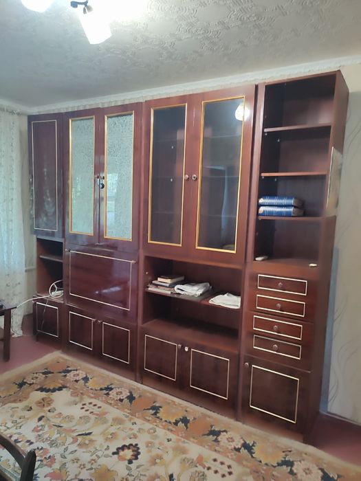 Шкаф , стінка  ,диван.
