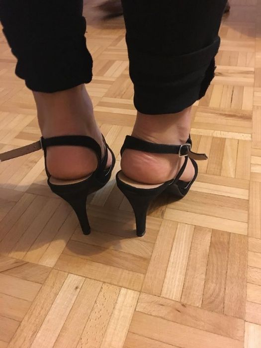 Sprzedam piękne zamszowe sandałki na szpilce