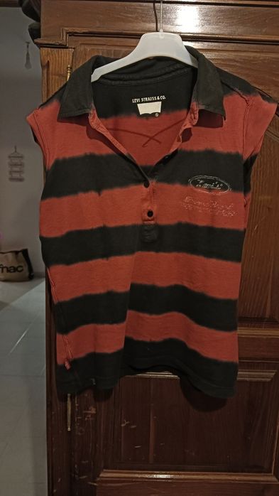 T shirt às riscas vermelhas e preta