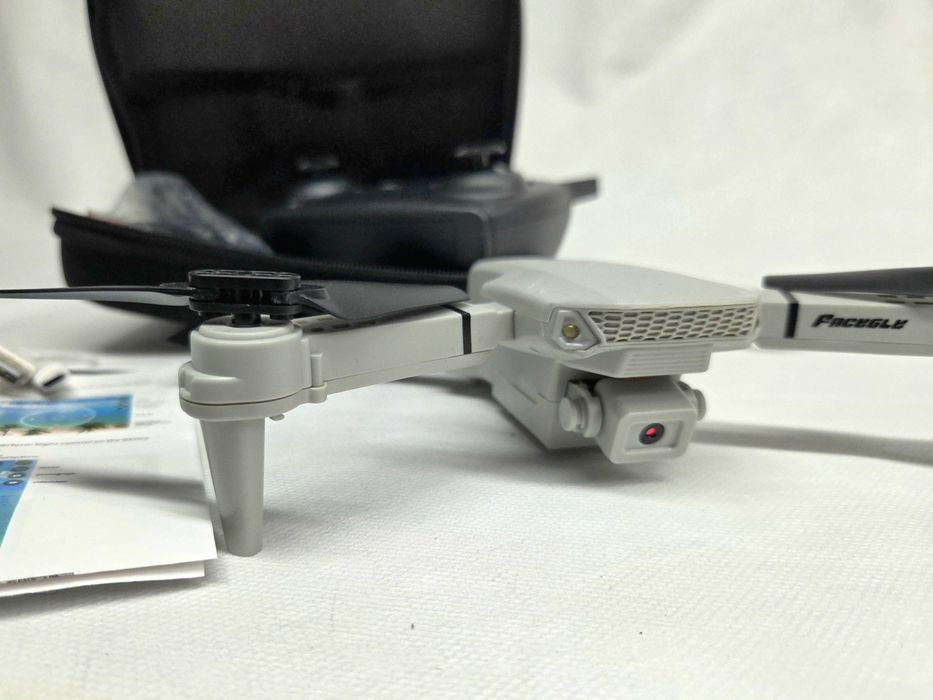 Drone Pacegle E88 Pro com câmara, comando e mala de transporte
