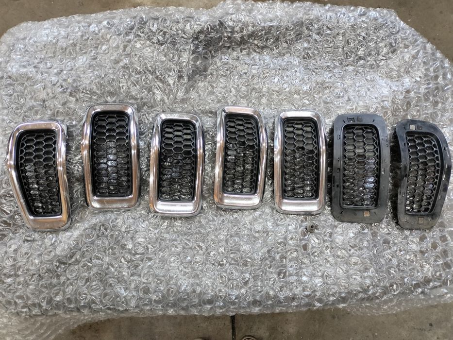 Продам оригинальные решетки капота Jeep Cherokee kl дорестайл