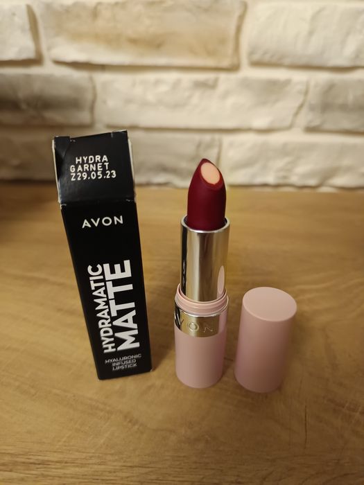 Szminka Avon hydramatic shine hydra garnet