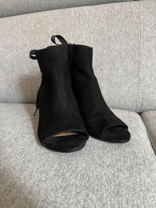 Buty zamszowe na obcasie (aktualne)