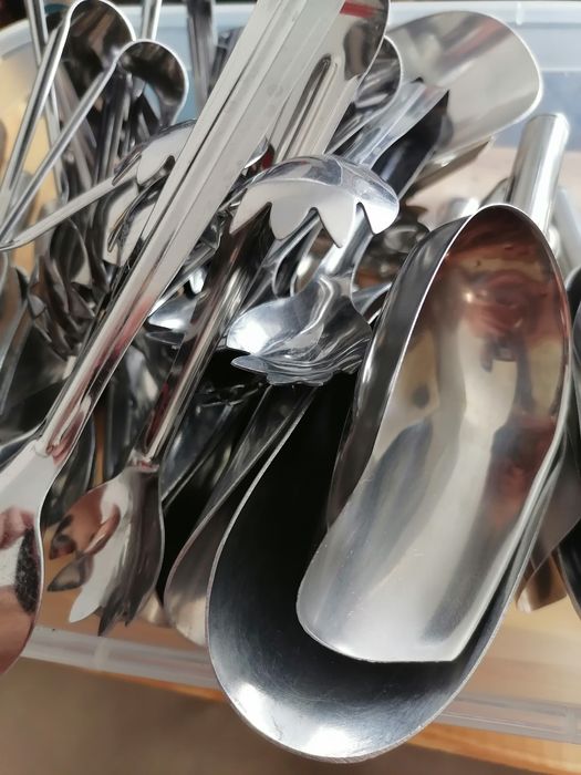 Colher de granel e pinças gelo