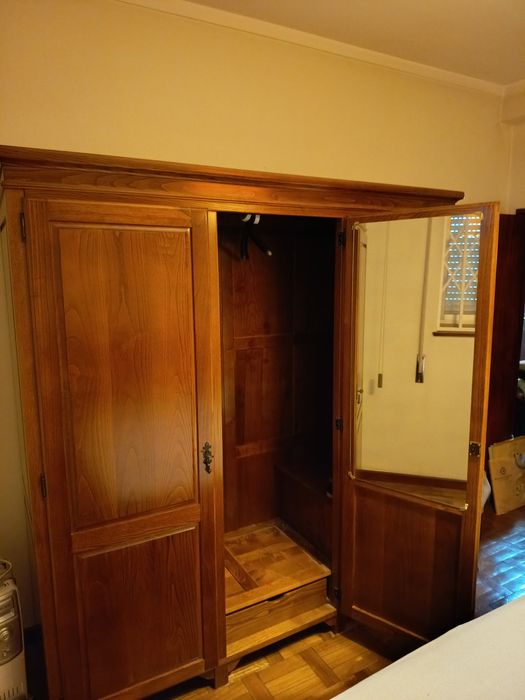 Mobília de quarto em madeira maciça