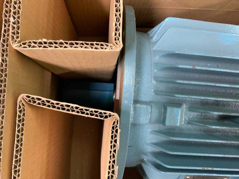 MOTOR TRIFÁSICo 5.5KW 7.5HP 400/690V  novo