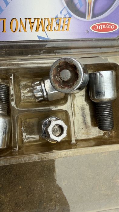 Секретні болти