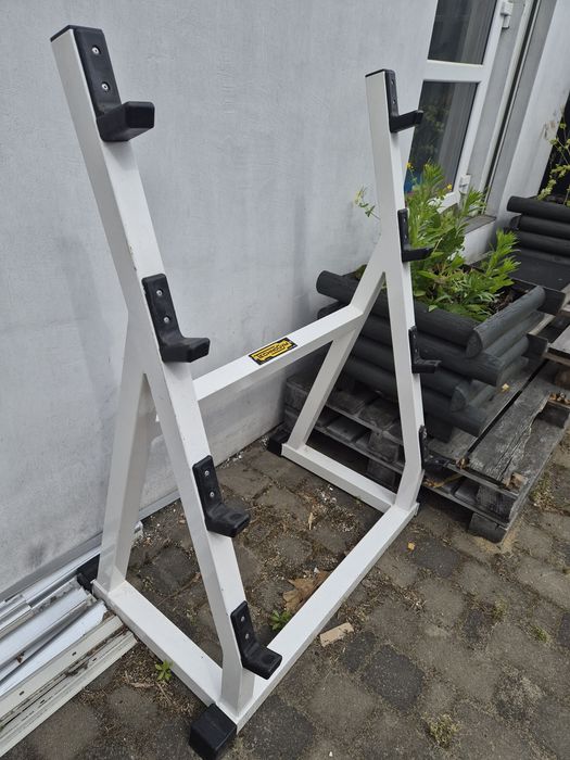 Stojaki na sztangi Technogym i na ciężary
