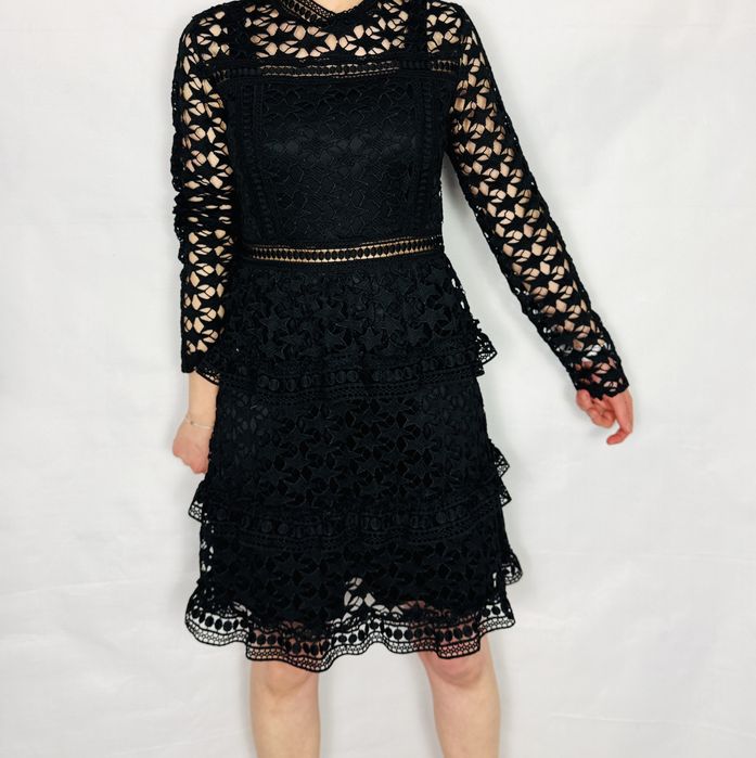 Czarna koronkowa sukienka z baskinką M 38