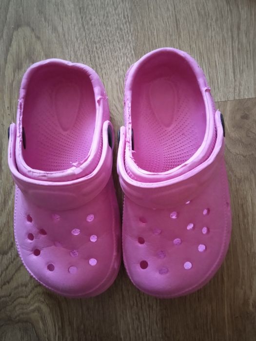 Różowe crocsy klapki 24