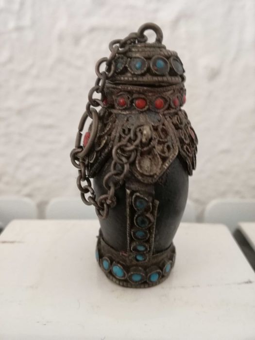 Snuff Bottle/Caixa de Rapé Nepal/Tibete, Chifre Esculpido c/ Corais