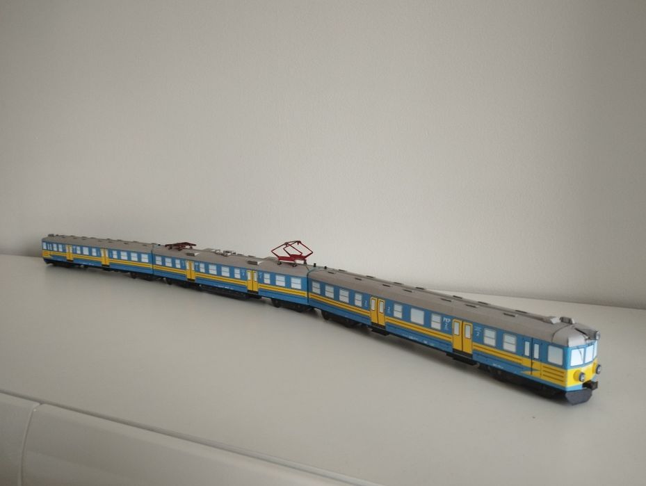 Model kartonowy zabawka pociąg miejski  długosc modelu 78cm autobus sz