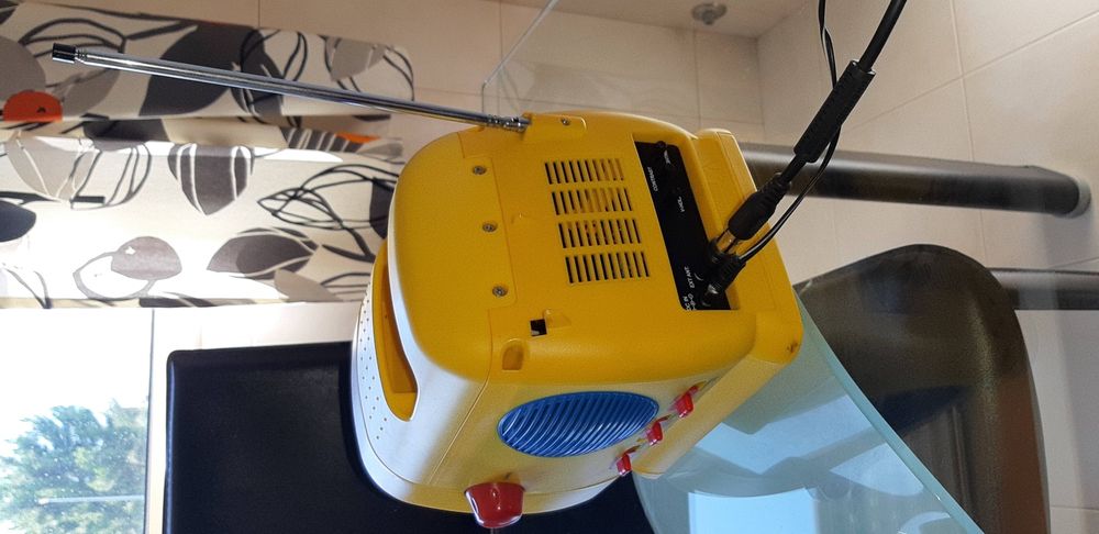 TV 12v - 230v + Rádio.