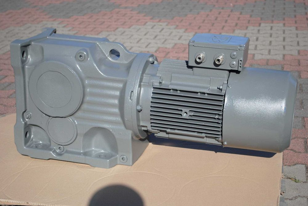 Motoreduktor kątowy 7.5kw. 64obr. z hamulcem. SEW