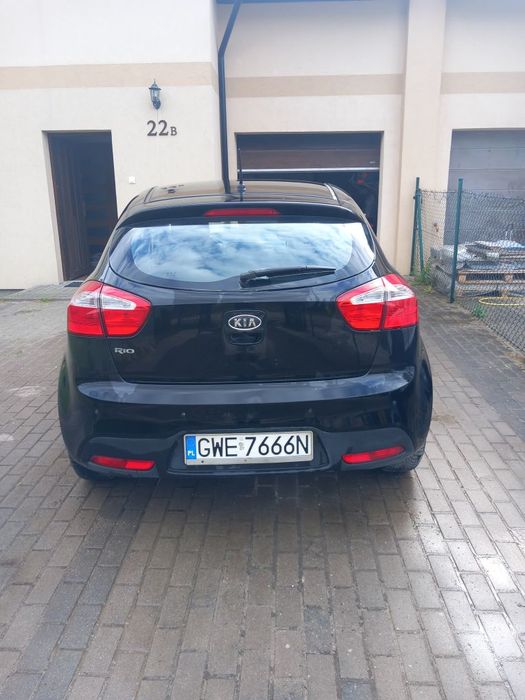 Kia Rio rok 2011 czarny benzyna