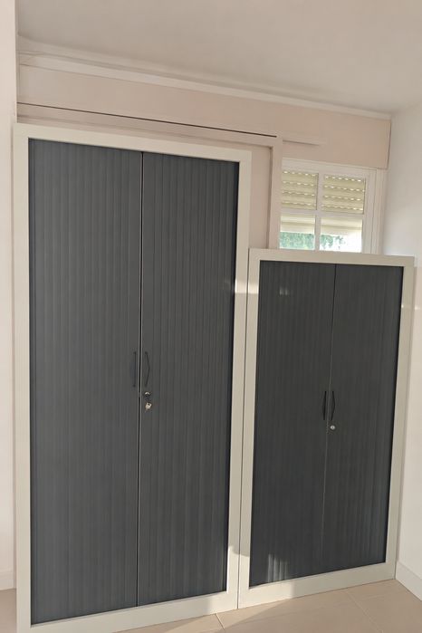 Armários de arrumação com portas de persiana