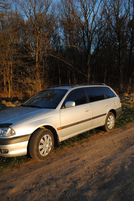 Тойота Авенсіс 2001
