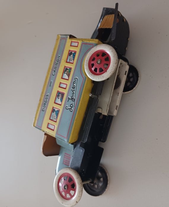 Autocarro antigo em folha-de-flandres / chapa